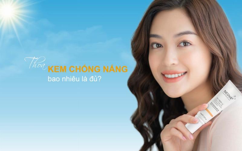 Một đôi tay đang thoa kem chống nắng Neova lên khuôn mặt, thể hiện quy trình sử dụng hàng ngày